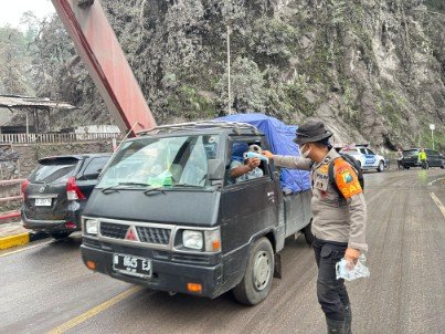 TargetNews.ID/Foto/Tim SAR Polda Jatim Bagikan Masker, ke Warga Terdampak Abu Vulkanik Semeru