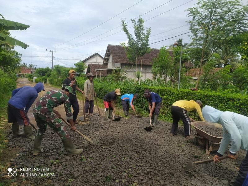 Tingkatkan Kualitas Infrastruktur Desa Serda Heru Bersama Warga Gotong Royong Pengurukan Jalan