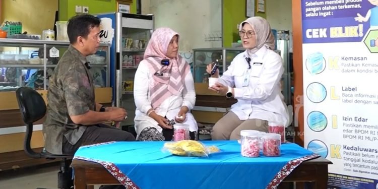 TargetNews.id/Foto/Tak hanya fokus pada upaya membangun lingkungan belajar baik untuk meningkatkan prestasi siswa di bidang akademik, SMA Negeri 1 Slawi juga berkomitmen mewujudkan lingkungan sekolah yang sehat dengan memastikan bahwa pangan jajanan yang dijual di kantin memenuhi komposisi gizi seimbang dan aman dikonsumsi siswa.
