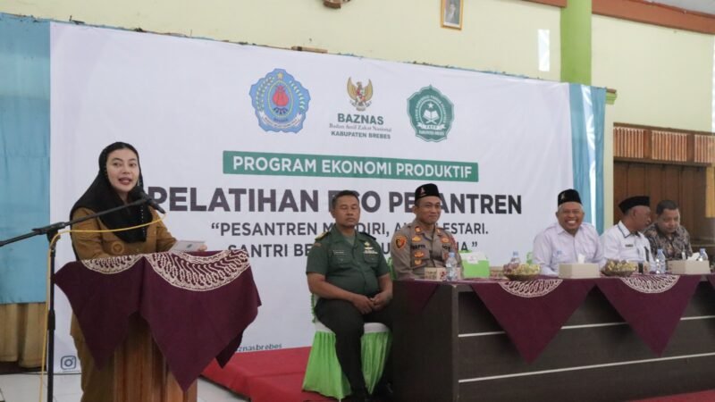 TargetNews.id/Foto/Bupati Brebes Hj Paramitha Widya Kusuma SE M.M membuka secara resmi Pelatihan Eco Pesantren yang diselenggarakan BAZNAS Kabupaten Brebes. Diikuti para pimpinan pondok pesantren, ustadz-ustadzah, serta peserta dari berbagai wilayah di Brebes, di Aula Islamic Center Brebes, Senin (24/11/2025).