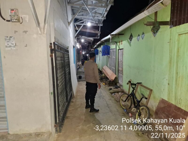 Personil Polsek Kahayan Kuala melaksanakan kegiatan Patroli Kamtibmas pada malam hari guna cegah terjadinya bahaya tindak kejahatan, Kali ini dengan sasaran pemukiman warga dan fasilitas Umum juga daerah rawan Kejahatan, guna cipta Sitkamtibmas yang aman terkendali.
