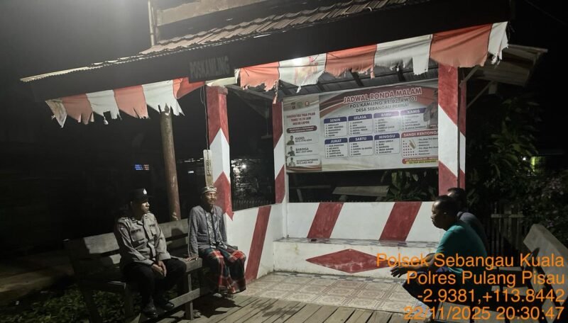 Bhabinkamtibmas sambang Pos Kamling dan memberikan himbauan kamtibmas petugas jaga.