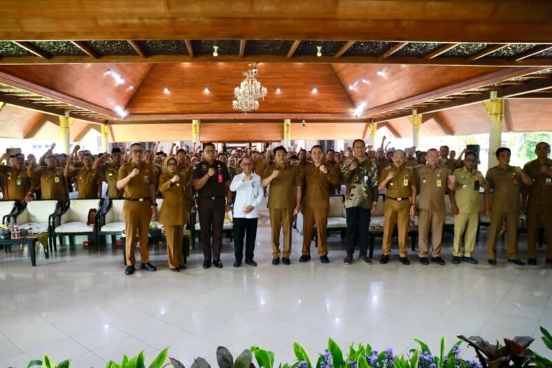 TargetNews.ID/Foto/Bupati Sidoarjo, Subandi memberikan apresiasi kepada 10 desa yang berhasil menjadi nominator penilaian tata kelola desa dengan predikat sangat memadai tahun anggaran 2024. Penilaian tersebut menunjukkan profesionalitas dan transparansi dalam pengelolaan keuangan. Apresiasi tersebut diberikan saat acara Rapat Koordinasi Pengawasan Desa (Rakorwasdes) Tahun 2025 sebagai upaya memperkuat tata kelola keuangan dan aset desa di Pendopo Delta Wibawa pada Senin (24/11/2025).