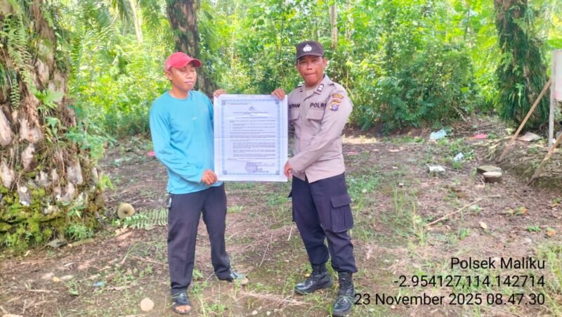 Personil Polsek Maliku melakukan Door to Door System, Menyampaikan Maklumat Kapolda Kalteng