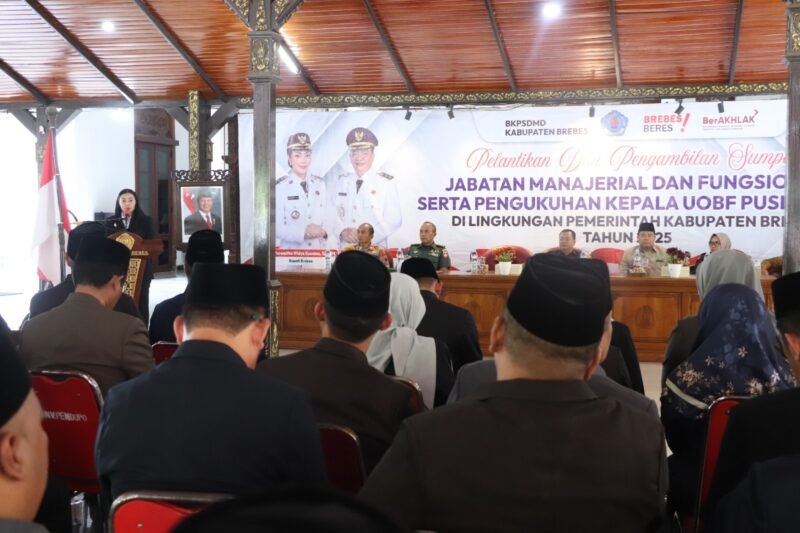 TargetNews.id/Foto/Pemerintah Kabupaten Brebes melakukan perombakan 23 Jabatan Pimpinan Tinggi Pratama (JPTP) atau Pejabat Eselon II, bersamaan dengan Pelantikan dan Pengukuhan Kepala Unit Organisasi Bersifat Fungsional (UOBF) Puskesmas. Demikian adalah langkah korektif dan akseleratif dari untuk memastikan bahwa mesin birokrasi Brebes terus berlari kencang.