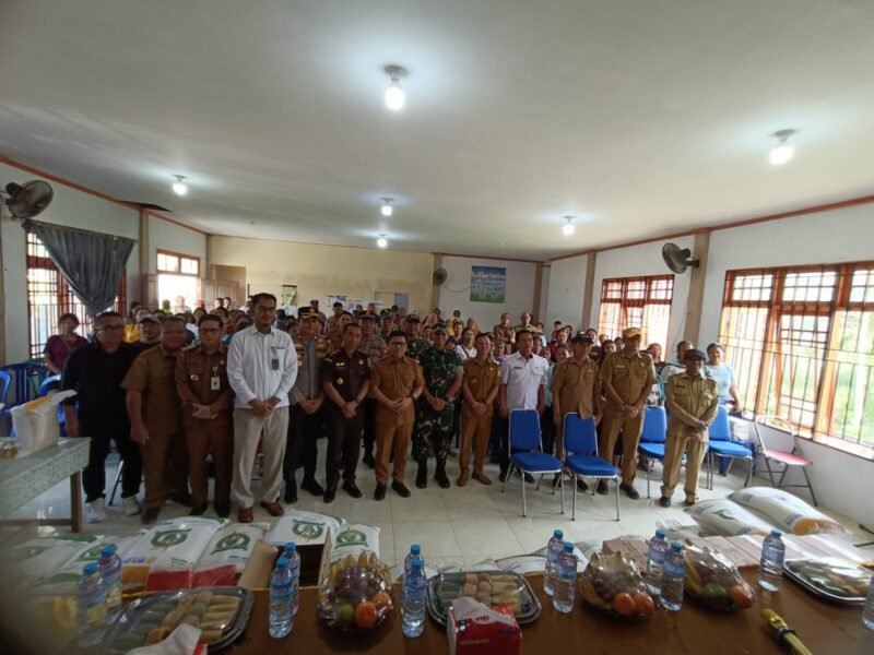 Dandim 1208/Sambas Dampingi Bupati Hadiri Penyaluran Bantuan Pangan di Wilayah Perbatasan