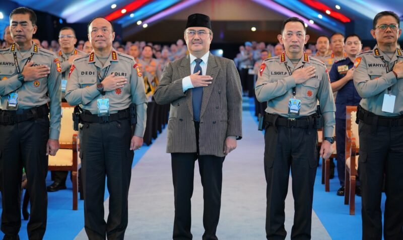 TargetNews.ID/Foto/Kapolri Jenderal Listyo Sigit Prabowo memberikan arahan dalam acara Apel Kasatwil di Mako Satuan Latihan Korbrimob Polri, Cikeas, Bogor, Jawa Barat. Dalam pengarahannya, Sigit menyinggung soal semangat Polri dalam meningkatkan pelayanan prima untuk seluruh masyarakat.