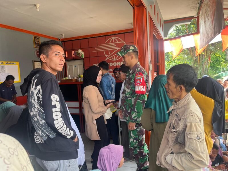 TNI Hadir di Tengah Masyarakat: Babinsa Koramil 1008-01 Awasi Pembagian Bansos