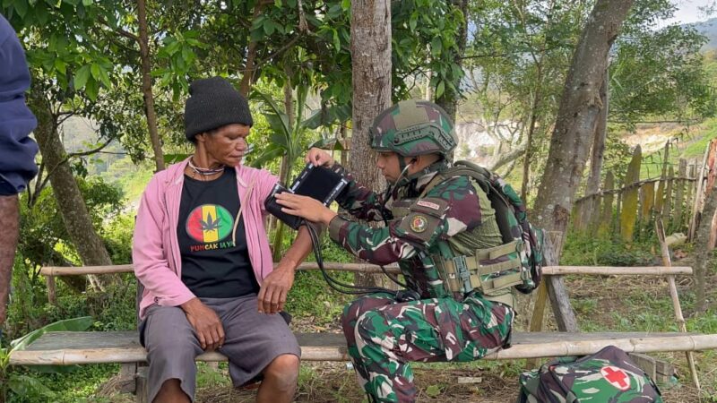 TargetNews.ID/Foto/TNI dengan berbagi kasih di Papua melalui berbagai kegiatan seperti memberikan bantuan makanan, pakaian, dan pelayanan kesehatan gratis, serta membangun hubungan yang erat dengan masyarakat melalui kegiatan komunikasi sosial.