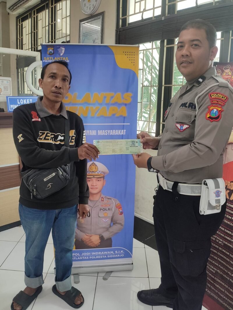 TARGETNEWS.ID/FOTO/POLANTAS MENYAPA, SATLANTAS POLRESTA SIDOARJO HADIR BERIKAN PELAYANAN DAN EDUKASI DI SAMSAT