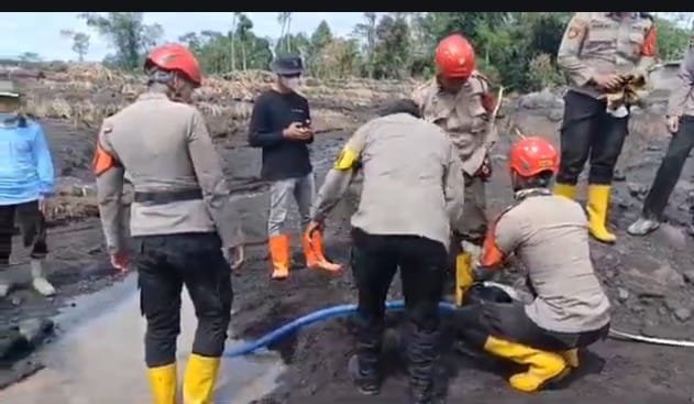 TargetNews.ID/Foto/Anggota Polda Jawa Timur bersama Polres Lumajang melakukan pembersihan endapan lahar dingin pasca erupsi Gunung Semeru yang terjadi di wilayah Kabupaten Lumajang pada Senin (24/11/2025).