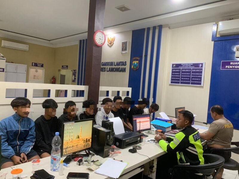 TargetNews.ID/Foto/Polres Lamongan Polda Jawa Timur (Jatim) menggelar Operasi Zebra Semeru 2025 yang fokus pada peningkatan kepatuhan masyarakat terhadap aturan berlalu lintas serta pencegahan potensi kecelakaan.