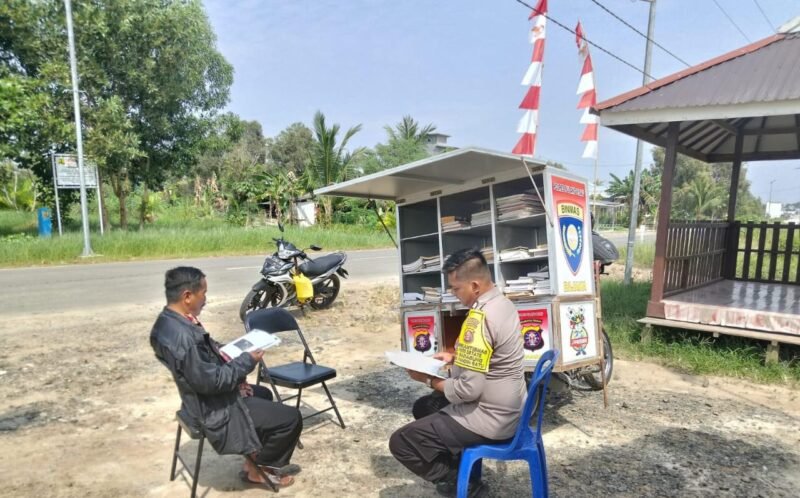 Dalam Rangka meningkatkan minat dan menanamkan budaya baca Satbinmas Polres Pulang Pisau melaksanakan perpustakaan keliling (Bajaka) Ke Pedesaan wilayah Kabupaten Pulang Pisau, Senin (24/11/2025) pagi.