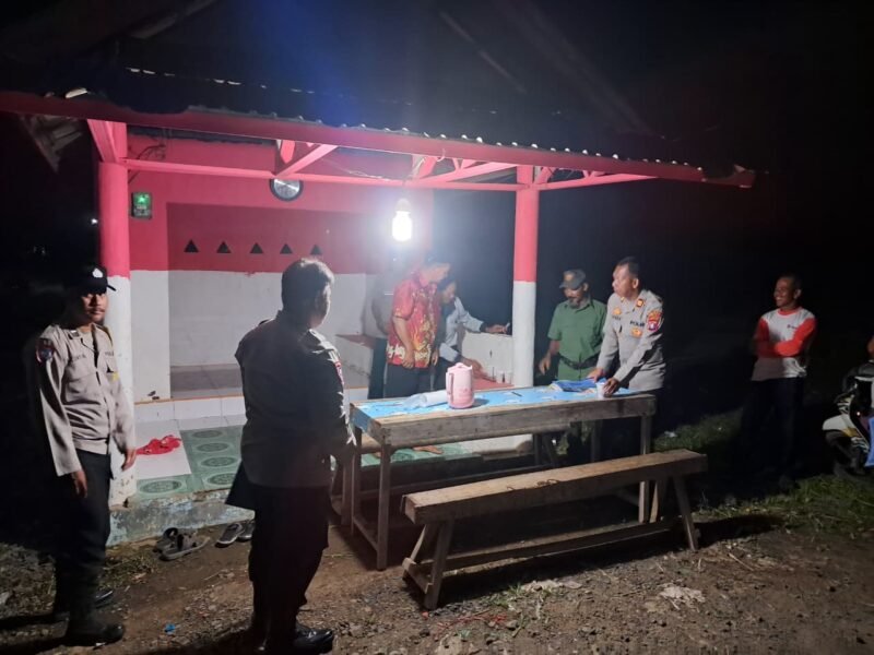 KANIT BINKAMSA POLRES PULANG PISAU LAKUKAN PENGECEKAN POS KAMLING DI DESA
