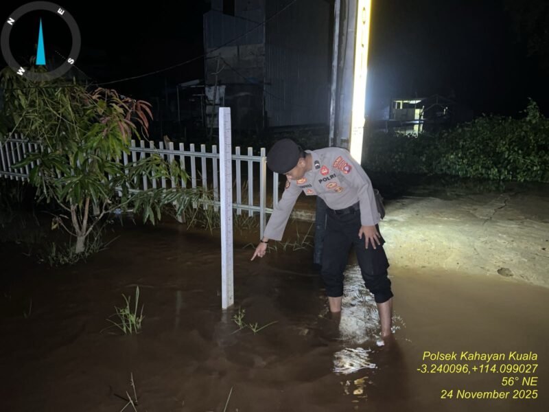 Personel Polsek Kahayan Kuala melaksanakan kegiatan monitoring & obsevasi debit air Sei Kahayan wilayah Kecamatan Kahayan Kuala.
