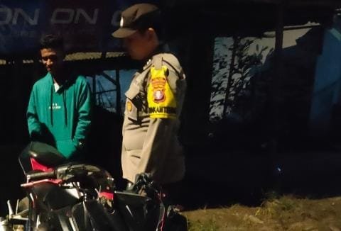 Berikan Rasa Aman, Polsek Maliku Patroli Malam ke Daerah Pemukiman Warga