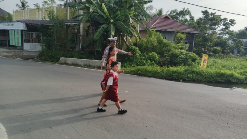 Personel Satlantas Pulpis Turun ke Jalan, Pastikan Anak Sekolah Nyaman Menyeberang