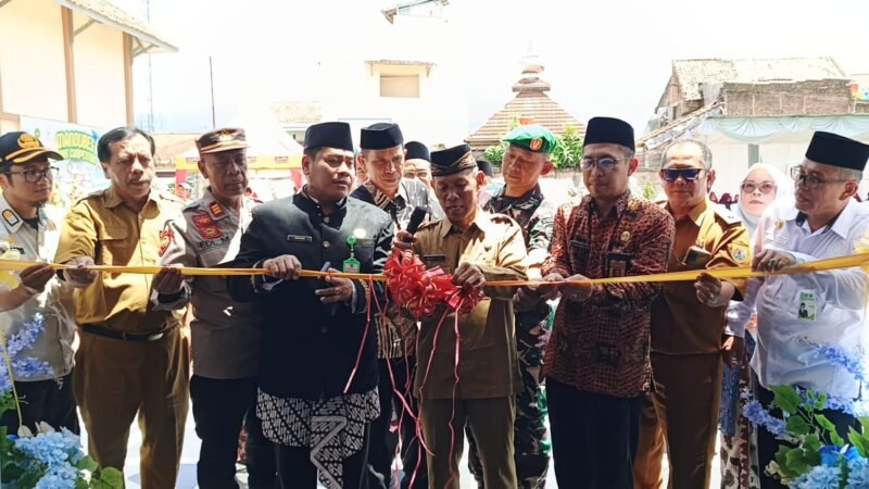 TargetNews.id/Foto/Suasana meriah mewarnai peringatan Hari Jadi ke 30 MAN 2 Brebes di rangkaikan dengan Hari Guru Nasional (HGN). Berbagai penampilan siswa, mulai dari band sekolah hingga hadroh, membuka rangkaian acara yang digelar di halaman sekolah setempat Jalan Jenderal Sudirman Km 1 Laren Bumiayu, Selasa (25/11/2025).