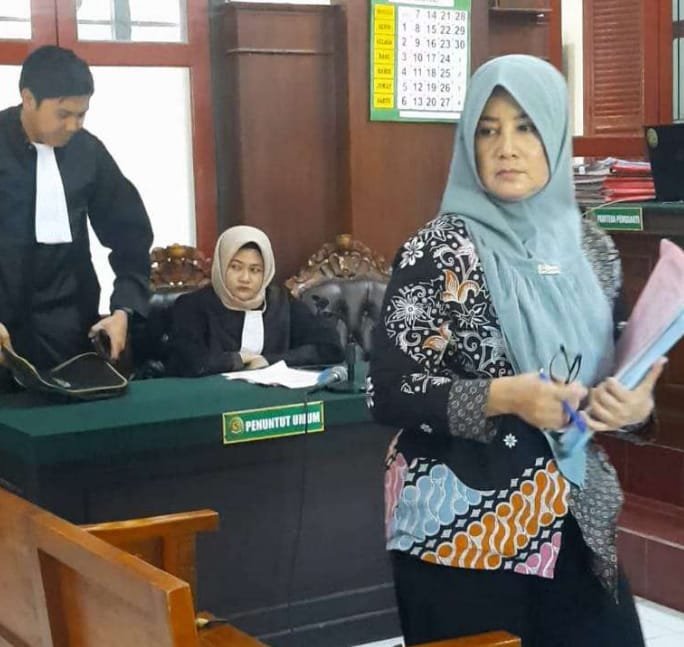 TargetNews.ID/Foto/Sidang Kasus Kekerasan Dalam Rumah Tangga (KDRT) yang dilakukan oleh Terdakwa dr Meiti Muljanti seorang dokter spesialis patologi klinik yang bekerja di National Hospital surabaya terhadap BK ( Suaminya) sendiri, kembali digelar diruang Tirta, Pengadilan Negeri (PN) Surabaya, dengan agenda pembacaan Putusan terdakwa dr Meiti Muljanti setelah dituntut selama 6 bulan penjara, Selasa (25/11/25).