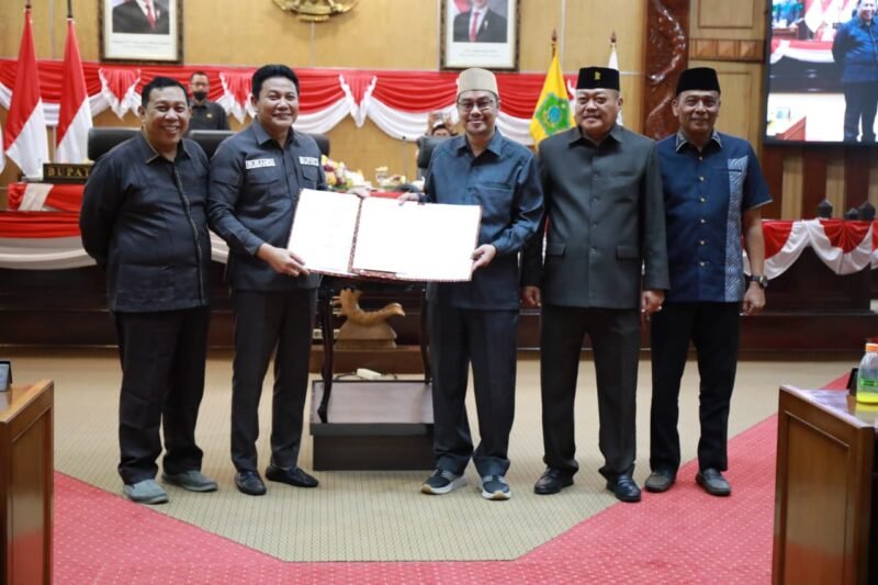 TargetNews.id/Foto/Rabu 26 nop 2025 Pemerintah Kabupaten Sidoarjo bersama DPRD Kabupaten Sidoarjo resmi menyepakati Anggaran Pendapatan dan Belanja Daerah (APBD) Tahun 2026 sebesar Rp 5,716 triliun. Kesepakatan tersebut menjadi dasar penguatan pembangunan daerah pada tahun depan.