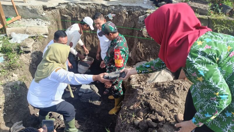 Dukung Percepatan Pembangunan, Anggota Koramil 0808/15 Gandusari Bersama Forkopimca Laksanakan Peletakan Batu Pertama Pembangunan KDKMP