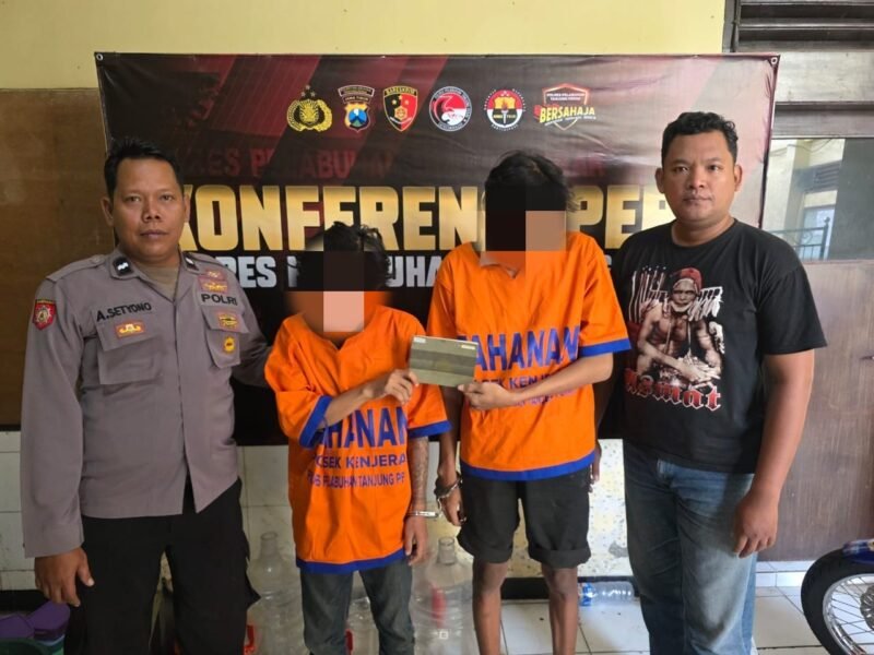 TargetNews.ID/Foto/Unit Reserse Kriminal Polsek Kenjeran berhasil mengungkap kasus penipuan dan penggelapan sepeda motor di kawasan Kalilom Lor Baru, Surabaya. Dua orang pelaku masing-masing berinisial DR (19) dan ME (22) berhasil diamankan petugas setelah dilakukan serangkaian penyelidikan