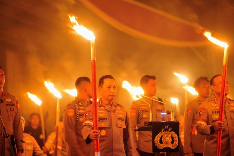 TargetNews.ID/Foto/Kapolri Jenderal Listyo Sigit Prabowo memimpin langsung Renungan Nilai-Nilai Ksatria Bhayangkara, sebuah prosesi sakral yang menjadi rangkaian utama dalam Apel Kasatwil 2025. Kegiatan ini digelar di Mako Satuan Latihan Korbrimob Polri, Cikeas, Kabupaten Bogor, dengan melibatkan seluruh unsur kepemimpinan operasional Polri
