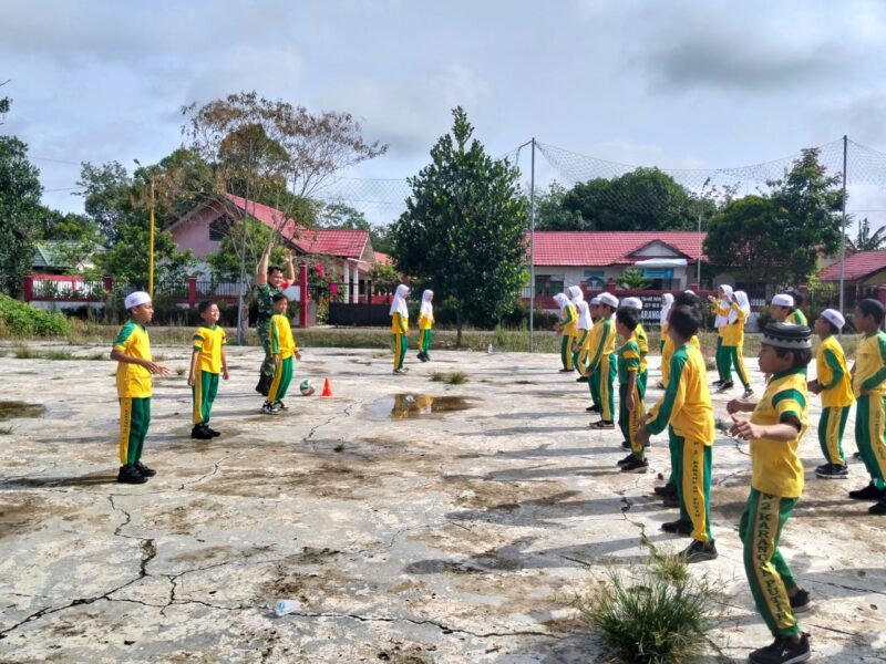 Babinsa 1008-05 Kelua–Muara Harus Tanamkan Disiplin dan Semangat Belajar pada Siswa Sekolah Dasar