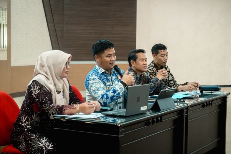 TargetNews.id/Foto/Pemerintah Kabupaten Tegal kembali menunjukkan komitemennya dalam mewujudkan tata kelola pemerintahan yang transparan dan akuntabel. Hal tersebut di tunjukkan melalui partisipasi pada kegiatan uji publik Keterbukaan Informasi Badan Publik., yang dipaparkan langsung oleh Bupati Tegal Ischak Maulana Rohman, pada Selasa (25/11/2025)