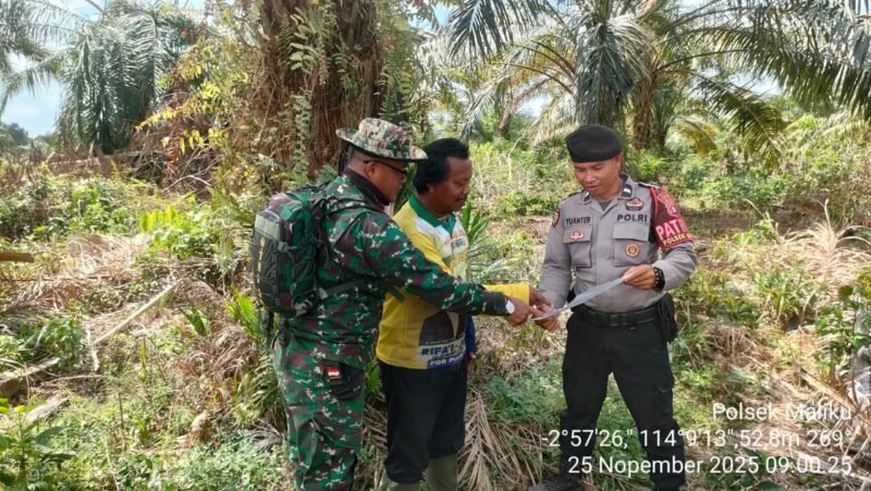 Personil Polsek Maliku melakukan Door to Door System, Menyampaikan Maklumat Kapolda Kalteng