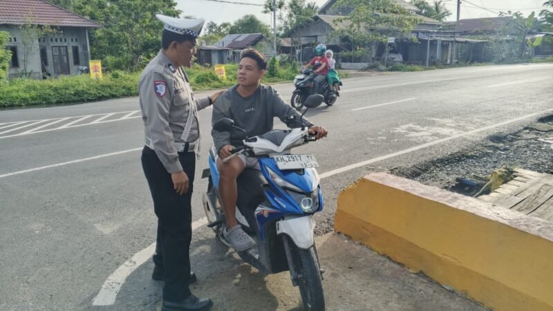 Pengendara Tanpa Helm Dapat Teguran Humanis dari Polisi Pulang Pisau