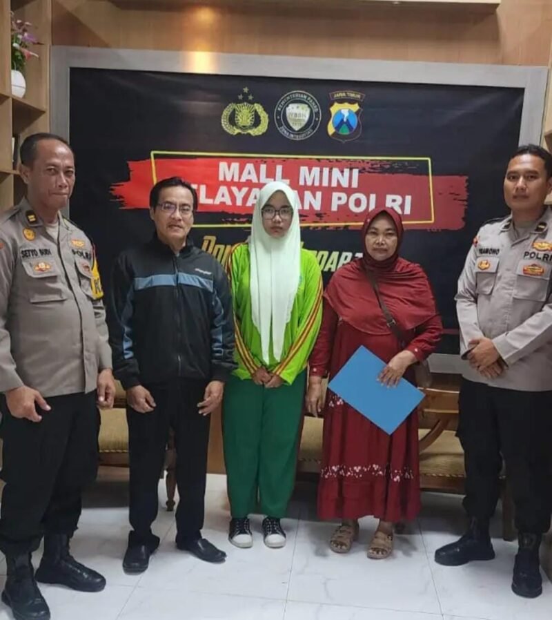 TargetNews.ID/Foto/Respon cepat, tanggap, dan profesional kembali ditunjukkan personel Pamapta I Polresta Sidoarjo saat menerima laporan orang tua terkait kehilangan anak, pada Kamis (30/10/2025) siang di SPKT Polresta Sidoarjo.