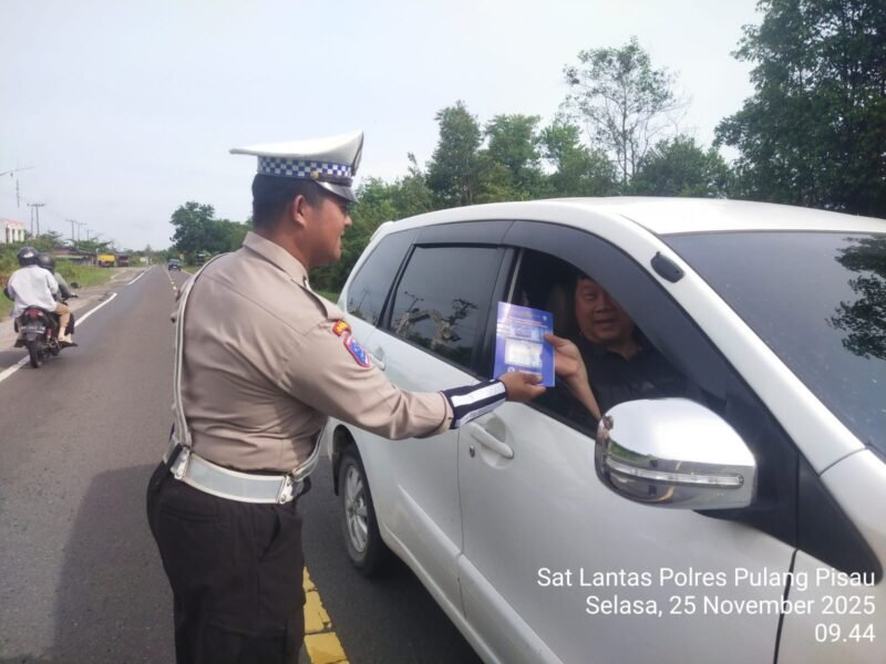 Bukan Surat Tilang, Satlantas Polres Pulang Pisau Bagikan Brosur Kamseltibcarlantas ke Pengendara