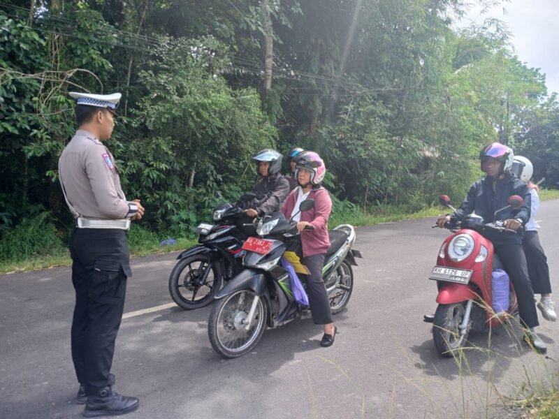 Sat Lantas Polres Pulang Pisau Laksanakan Patroli dan Pengaturan Lalin Serta Himbauan Kamseltibcarlantas Kepada Pengendara