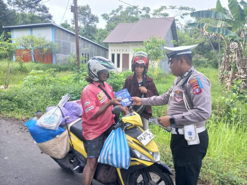 Polres Pulang Pisau Gelar Pembagian Brosur Kamseltibcarlantas kepada Masyarakat