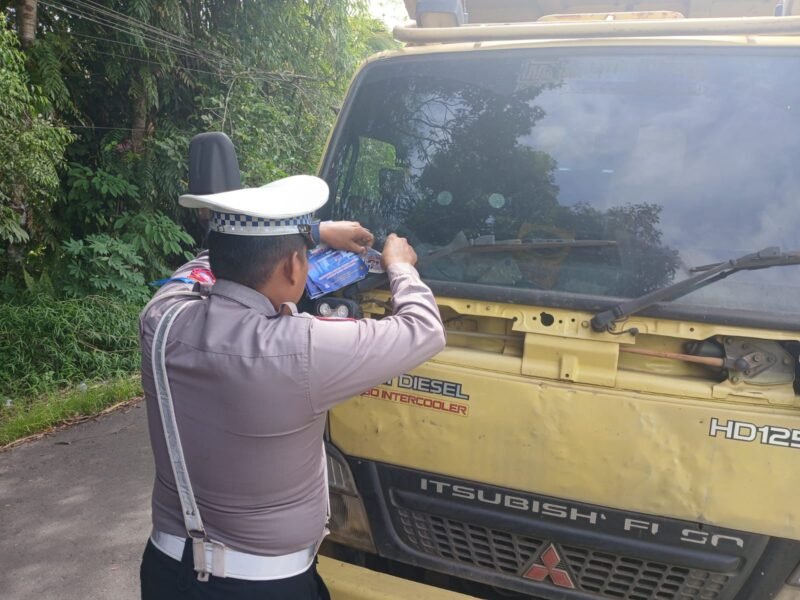 Ops Zebra Telabang 2025: Sat Lantas Polres Pulang Pisau Turun ke Jalan, Bagikan Stiker dan Edukasi Warga