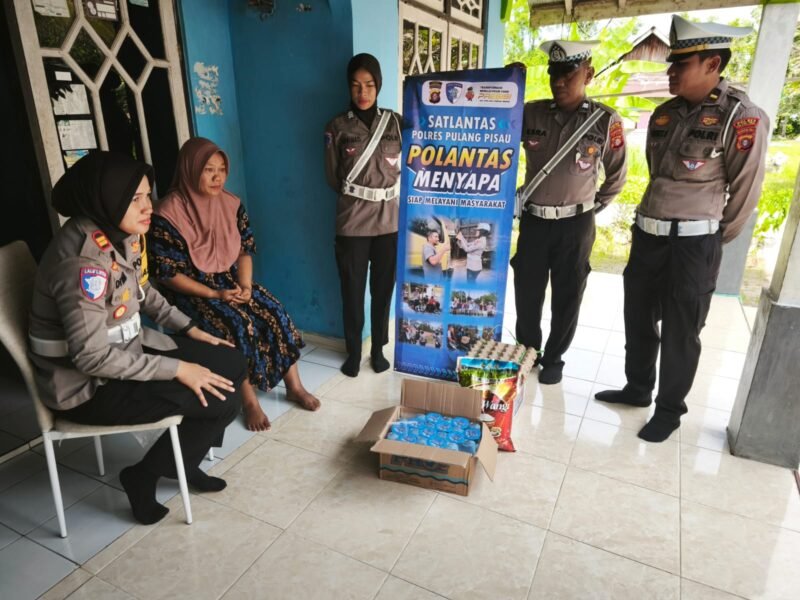 Kasat Lantas Polres Pulang Pisau Kunjungi Korban Laka Lantas, Beri Dukungan dan Bantuan Sembako