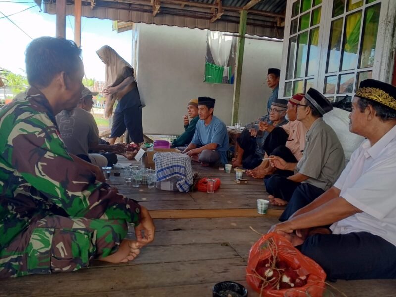 Ikut Berbelasungkawa Babinsa Koramil 06/Selakau Laksanakan Takziah ke Rumah Duka di Wilayah Binaan