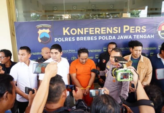 TargetNews.id/Foto/Kasus pembunuhan sadis yang menimpa Kusyanto (46), seorang guru sekaligus pengemudi taksi online asal Tegal, akhirnya berhasil diungkap hanya dalam waktu satu hari oleh jajaran Polres Brebes. Pelaku, Moh. Anggi Setiawan (27), karyawan swasta asal Tegal, diringkus pada Selasa malam (25/11/2025) di sebuah rumah kos di Kecamatan Pangkah, Kabupaten Tegal.