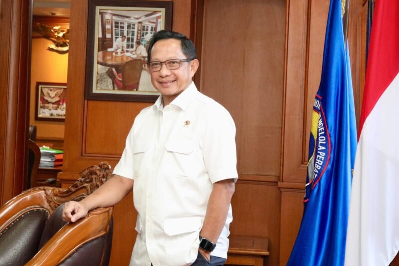 TargetNews.ID/Foto/Menteri Dalam Negeri (Mendagri) Muhammad Tito Karnavian menerima penghargaan Tokoh Pendorong Pertumbuhan dan Stabilitas Ekonomi