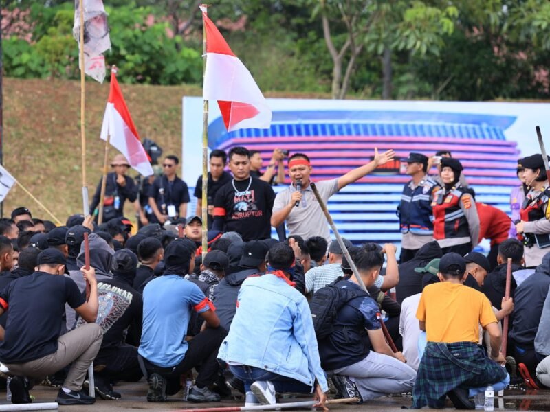 TargetNews.ID/Foto/Polri menampilkan peragaan lengkap konsep pelayanan unjuk rasa dalam rangka Apel Kasatwil Tahun 2025, sebagai bentuk kesiapan operasional dan penyegaran SOP dalam pengendalian massa yang lebih humanis, modern