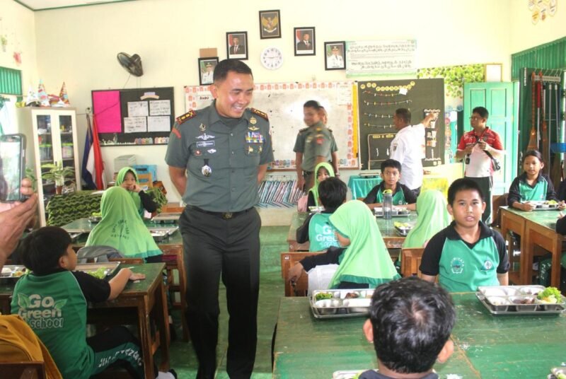 Sidak Program MBG Di SDN 4 Angsau Pelaihari, Dandim 1009/Tanah Laut Berikan Motivasi Bagi Siswa