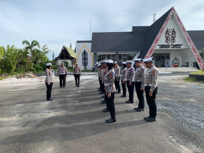 Iptu Divani Mareta Astuti, S.Tr.K Pimpin Apel Pagi Satlantas Polres Pulang Pisau