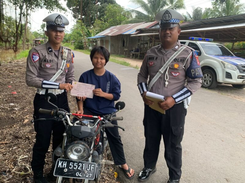 Satlantas Polres Pulang Pisau Beri Teguran Humanis Pengendara Tanpa Helm untuk Keselamatan Bersama