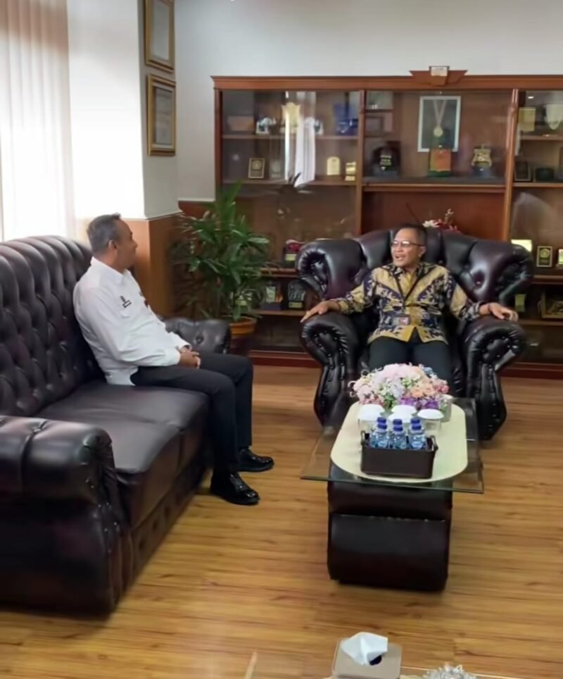 TargetNews.ID/Foto/Rumah Tahanan Negara (Rutan) Surabaya melaksanakan kunjungan kerja ke Pengadilan Negeri (PN) Surabaya Kelas IA Khusus pada 27 November 2025. Kegiatan ini bertujuan memperkuat sinergi antar lembaga dalam meningkatkan efektivitas dan kualitas pelayanan terhadap tahanan.