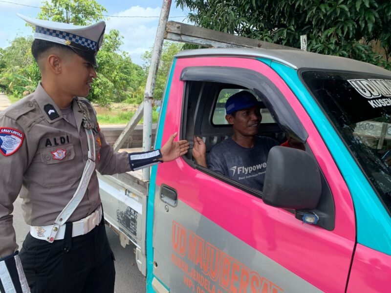 Satlantas Pulang Pisau Berikan Teguran Simpatik Kepada Pengemudi R4