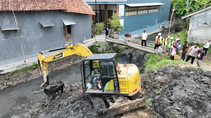 16.565 Meter Kubik Lumpur Bercampur Sampah Berhasil Dikeruk dari DAS Kali Jembangan (foto)