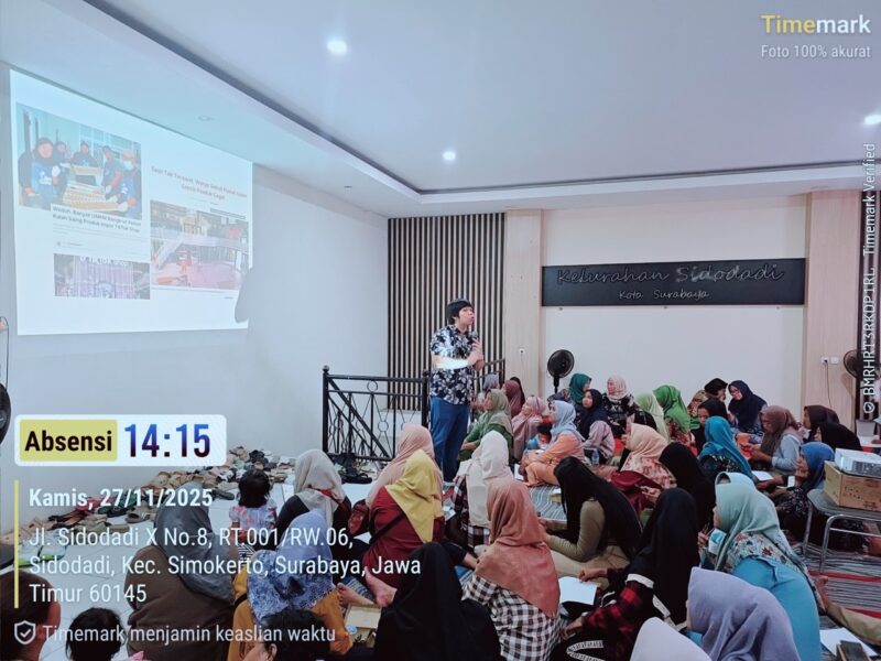 TargetNews.ID/Foto/Puluhan pelaku UMKM dari Kelurahan Sidodadi dan Kelurahan Simolawang, Kecamatan Simokerto, mengikuti kegiatan peningkatan kapasitas bertema “Langkah Praktis Mengembangkan UMKM Kecamatan Simokerto di Era Digitalisasi.” Acara digelar di Aula Kelurahan Sidodadi dan berlangsung dengan penuh antusias