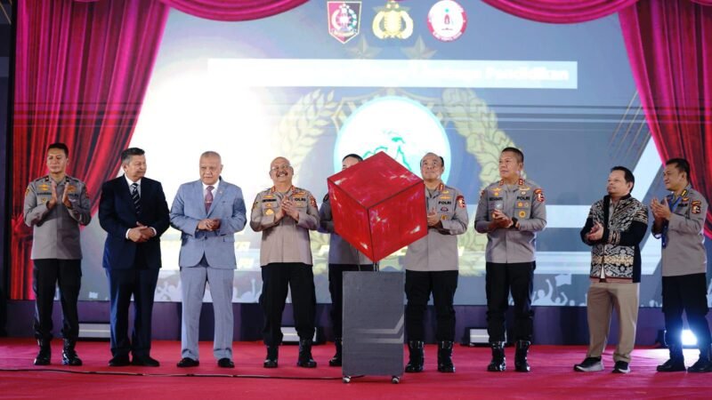 TargetNews.ID/Foto/Lembaga Pendidikan dan Pelatihan (Lemdiklat) Polri melalui Sekolah Tinggi Ilmu Kepolisian (STIK) kembali memperkuat ekosistem keilmuan kepolisian dengan meresmikan tiga pusat studi baru, yaitu Pusat Studi Sumber Daya Manusia Polri, Pusat Studi Pacific–Oceania, dan Pusat Studi Kehumasan Polri. Pusat studi ini melengkapi keberadaan Pusat Studi Ilmu Kepolisian yang telah lebih dulu beroperasi sebagai ruang dialog akademik untuk mentransformasi dan mengembangkan ilmu kepolisian, Kamis (27/11).