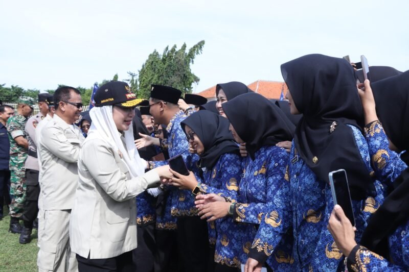 TargetNews.id/Foto/Penantian dan perjuangan panjang akhirnya berbuah manis, sebanyak 4.365 honorer di Lingkungan Pemerintah Kabupaten Brebes baik tenaga teknis, kesehatan dan pendidikan menerima SK Pengangkatan Pegawai Pemerintah dengan Perjanjian Kontrak (PPPK) Paruh Waktu. Ungkapan rasa syukur ada yang menunaikan nazar mencukur rambut dan menggendong orang tua.
